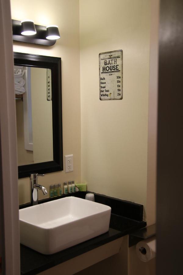 Townhouse Motel Lusk Bagian luar foto