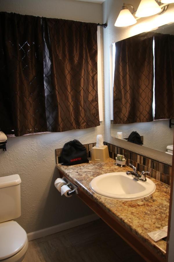 Townhouse Motel Lusk Bagian luar foto